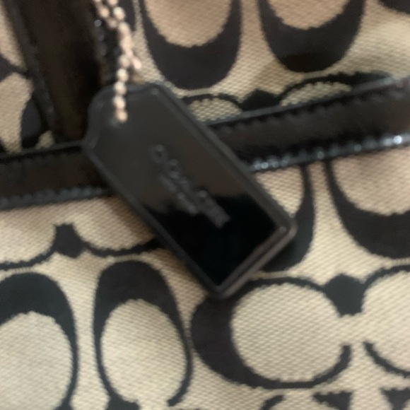 Vintage Coach Black and Tan Signature Shoulder Bag preowned - Picture 4 of 5
